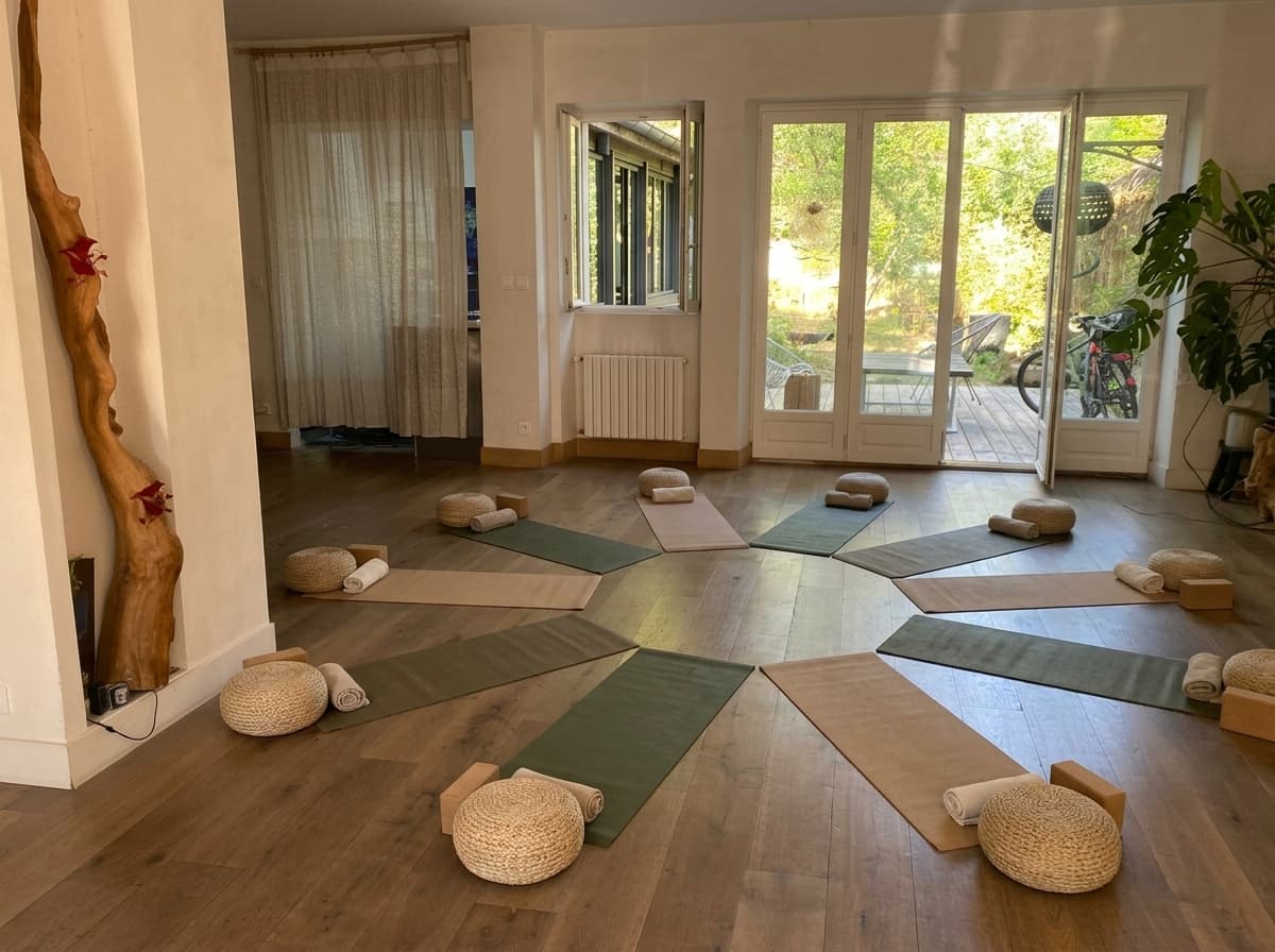 Tapis de yoga disposés en cercle dans un studio lumineux à Nantes