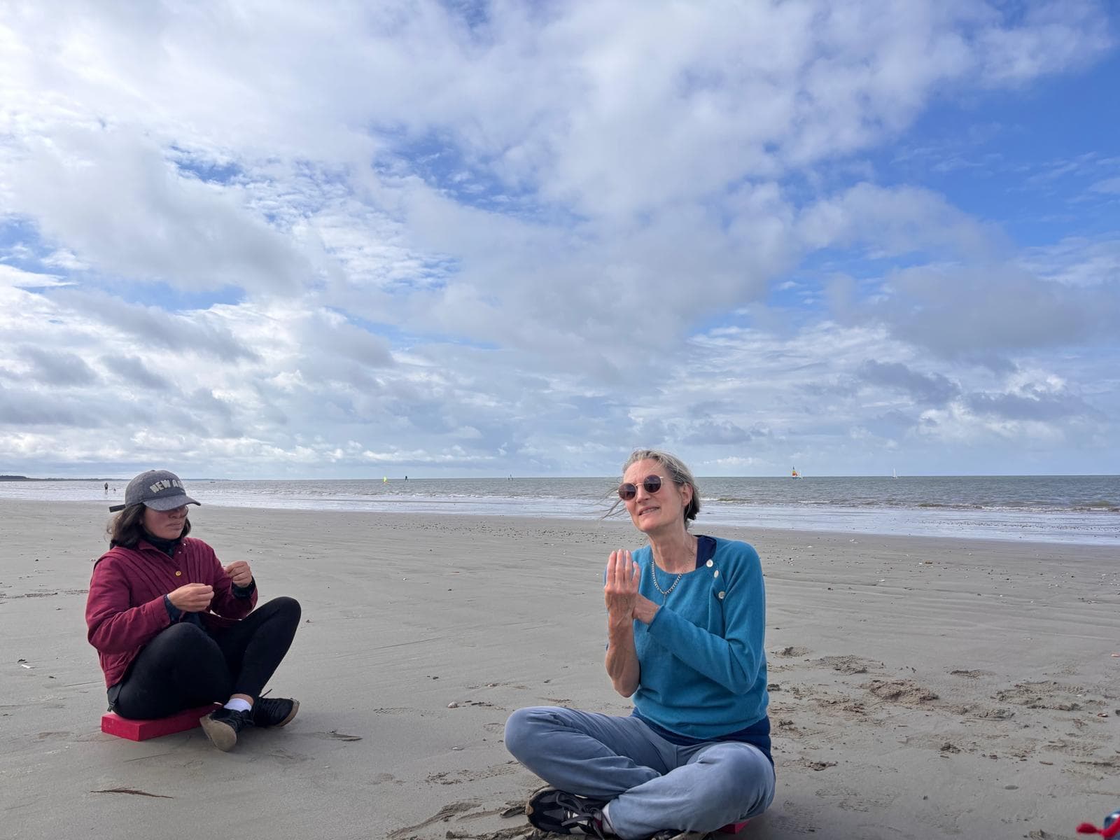 Le groupe assis sur la plage de Noirmoutier, en pratique face à l'océan