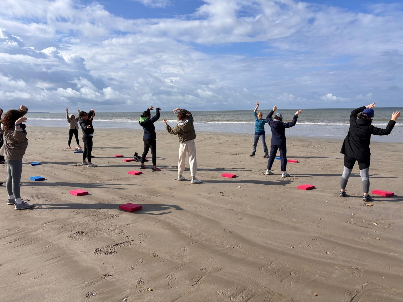 Le groupe pratiquant debout sur la plage de Noirmoutier face à l'océan