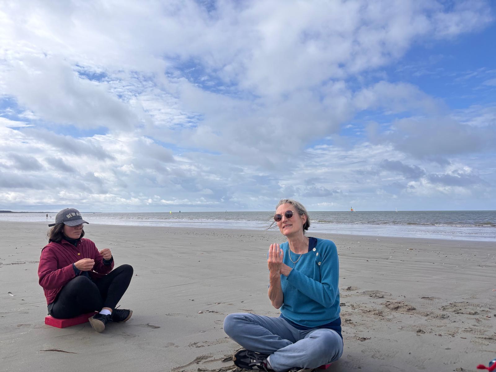 Le groupe assis sur la plage de Noirmoutier, en pratique face à l'océan