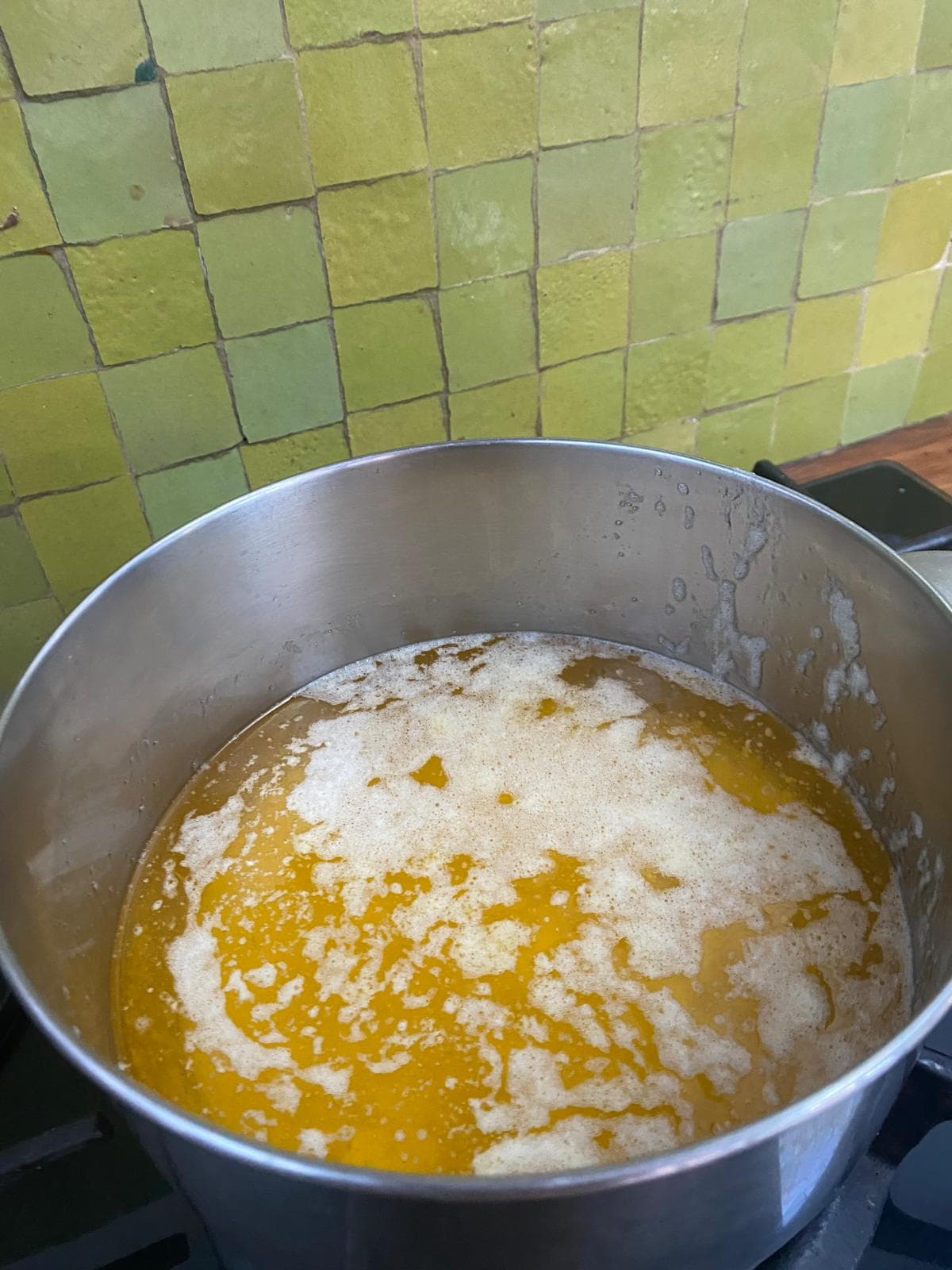Le beurre en train de fondre et de mousser dans une grande casserole