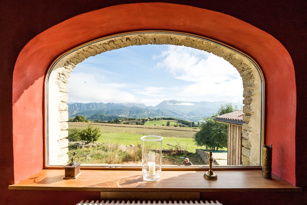 La fenêtre du gîte ouverte sur les montagnes de la Drôme
