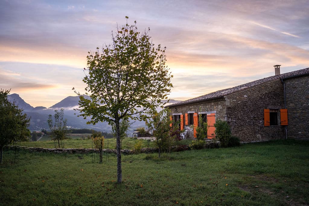 La maison en pierre du gîte Les Magnats dans la lumière de la Drôme