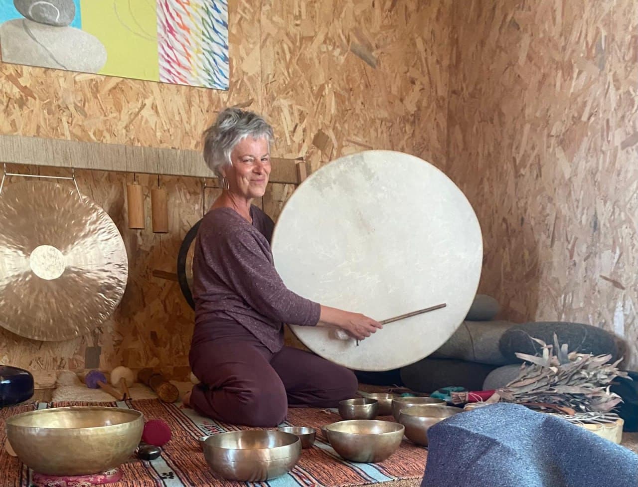 Martine jouant du tambour pendant une pratique sonore