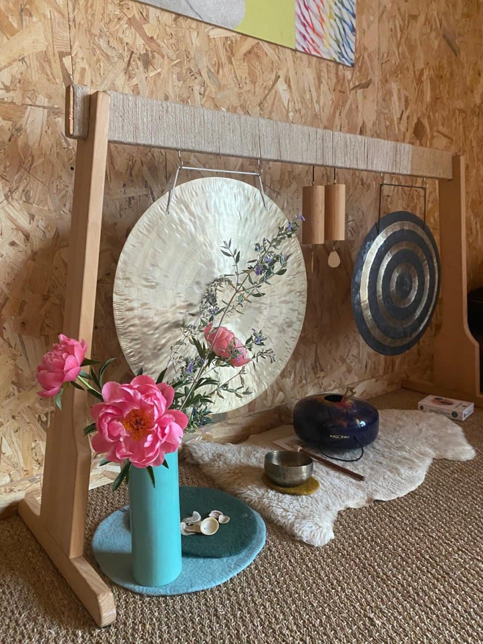 Le gong, les bols chantants et les carillons installés au sol avant un bain sonore