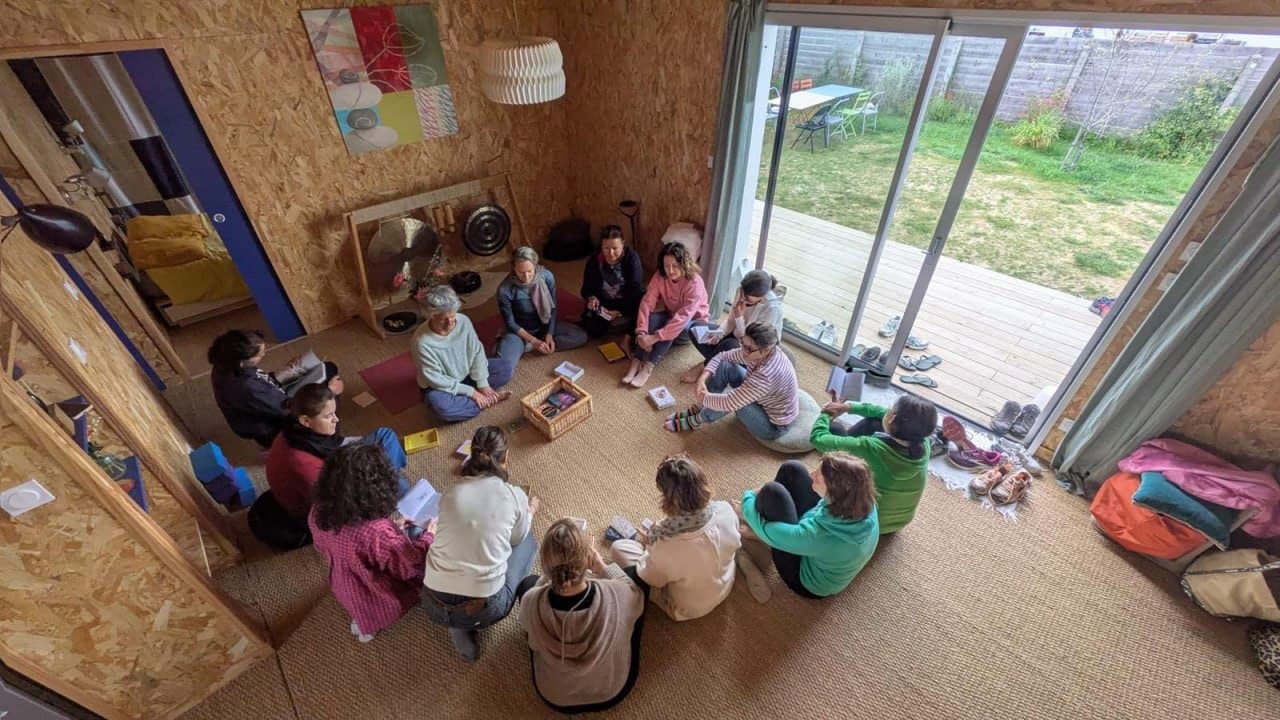 Le groupe allongé pendant une séance de yin yoga
