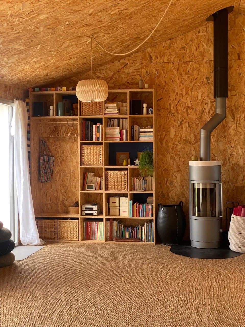 La salle de pratique de la maison en bois, sol en sisal et poêle à bois